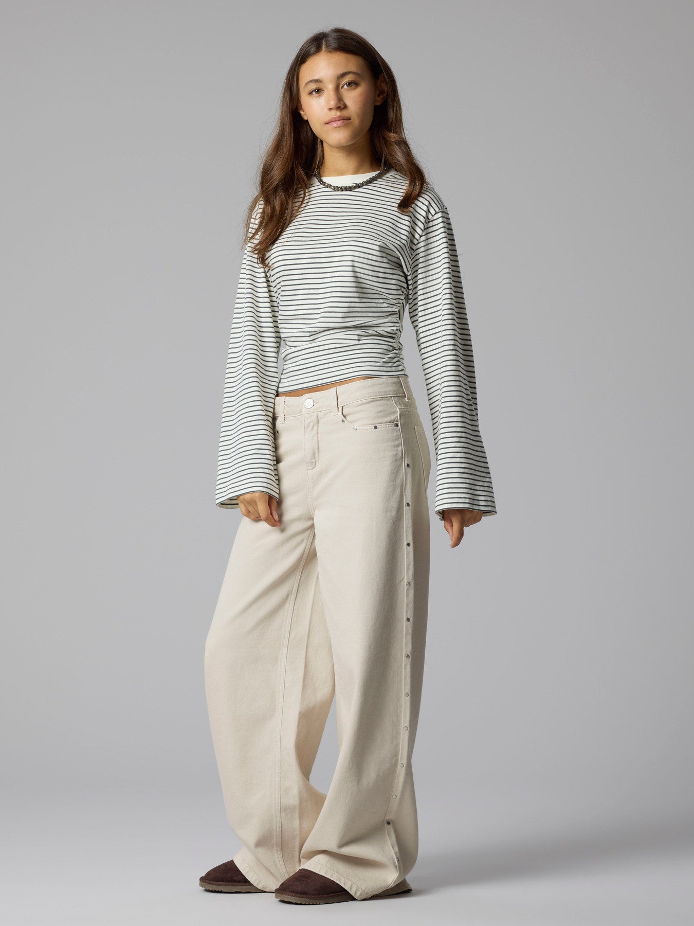 LMTD vit randig kort topp för ungdomstjej i ekologisk bomull med kort ärm, rund hals och rynkdetaljer i sidorna. Modell NLFNOVEGAT LS SHORT RUCHED TOP.