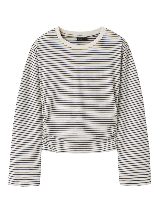 LMTD vit randig kort topp för ungdomstjej i ekologisk bomull med kort ärm, rund hals och rynkdetaljer i sidorna. Modell NLFNOVEGAT LS SHORT RUCHED TOP.