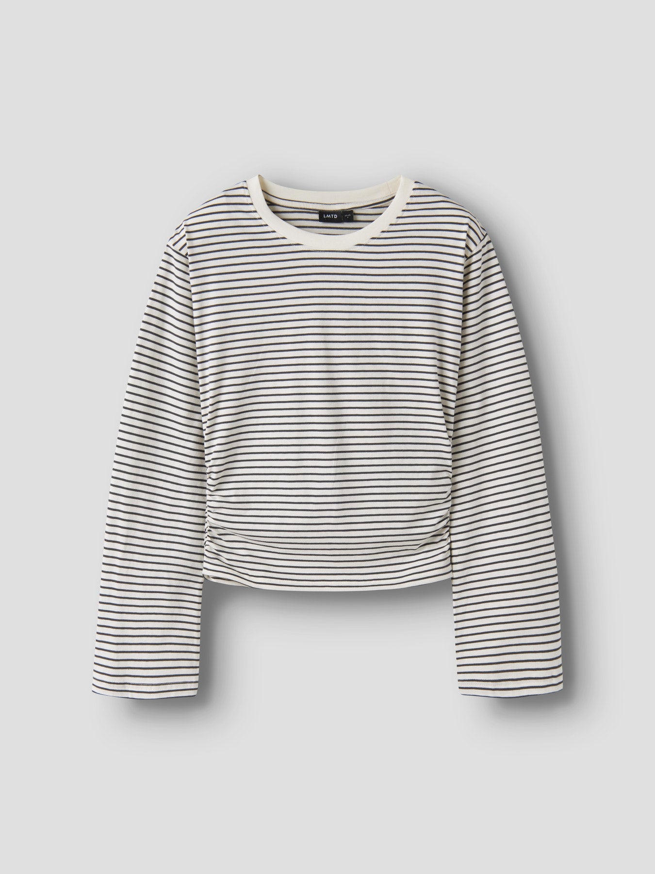 LMTD vit randig kort topp för ungdomstjej i ekologisk bomull med kort ärm, rund hals och rynkdetaljer i sidorna. Modell NLFNOVEGAT LS SHORT RUCHED TOP.