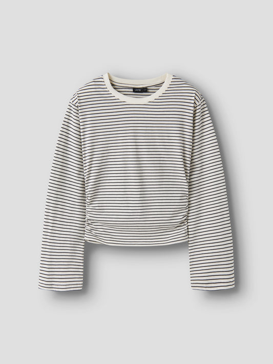LMTD vit randig kort topp för ungdomstjej i ekologisk bomull med kort ärm, rund hals och rynkdetaljer i sidorna. Modell NLFNOVEGAT LS SHORT RUCHED TOP.