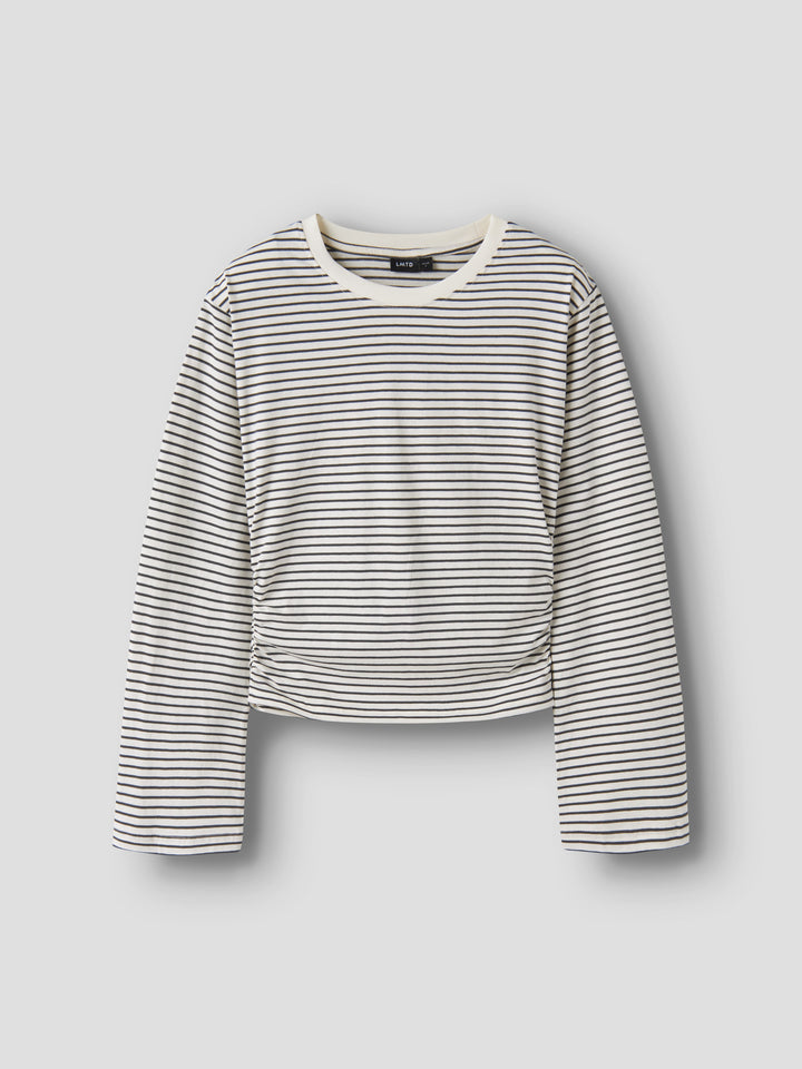 LMTD vit randig kort topp för ungdomstjej i ekologisk bomull med kort ärm, rund hals och rynkdetaljer i sidorna. Modell NLFNOVEGAT LS SHORT RUCHED TOP.