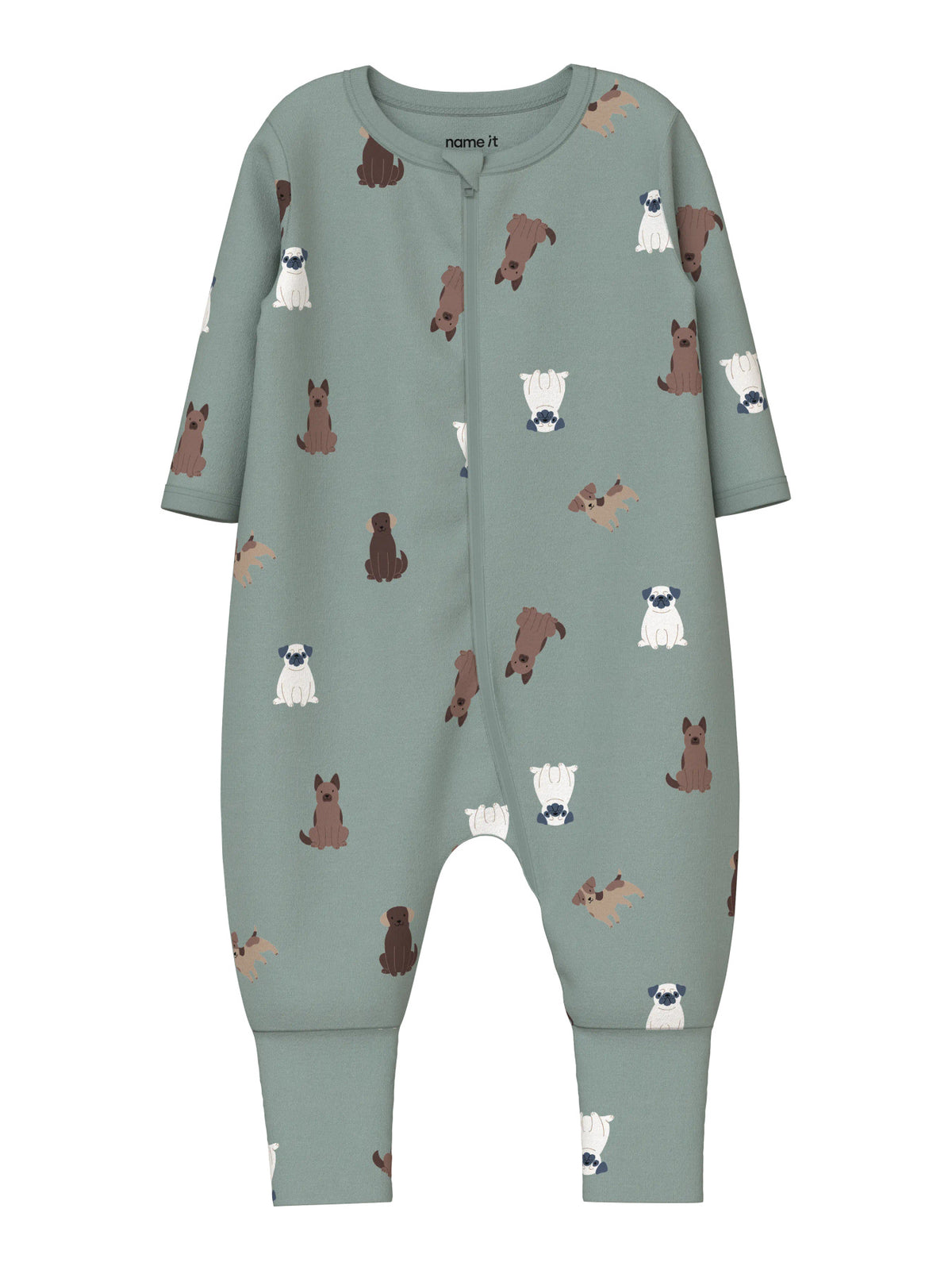 Name It grön pyjamas med hundmönster för baby och småbarn, med dragkedja och uppvikbara fötter som kan användas både med och utan fot. Modell NBMNIGHTSUIT ZIP FF DOG NOOS.