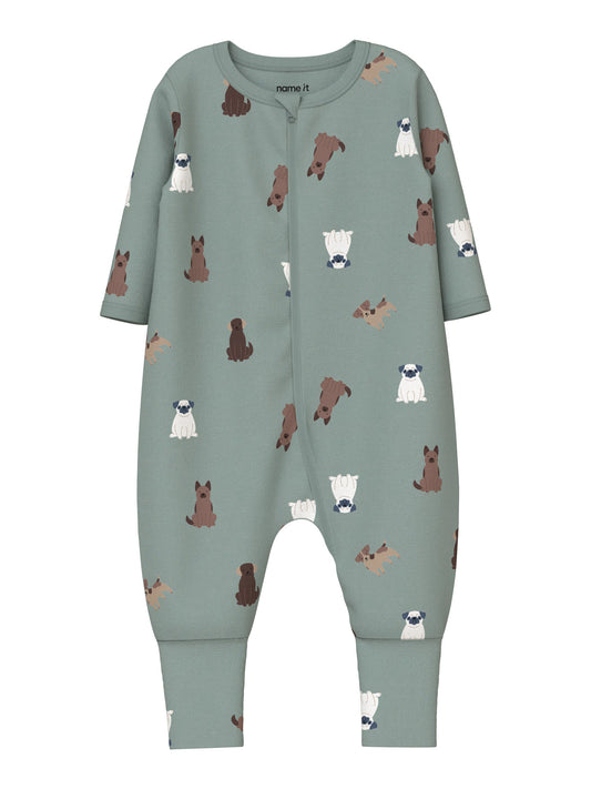 Name It grön pyjamas med hundmönster för baby och småbarn, med dragkedja och uppvikbara fötter som kan användas både med och utan fot. Modell NBMNIGHTSUIT ZIP FF DOG NOOS.