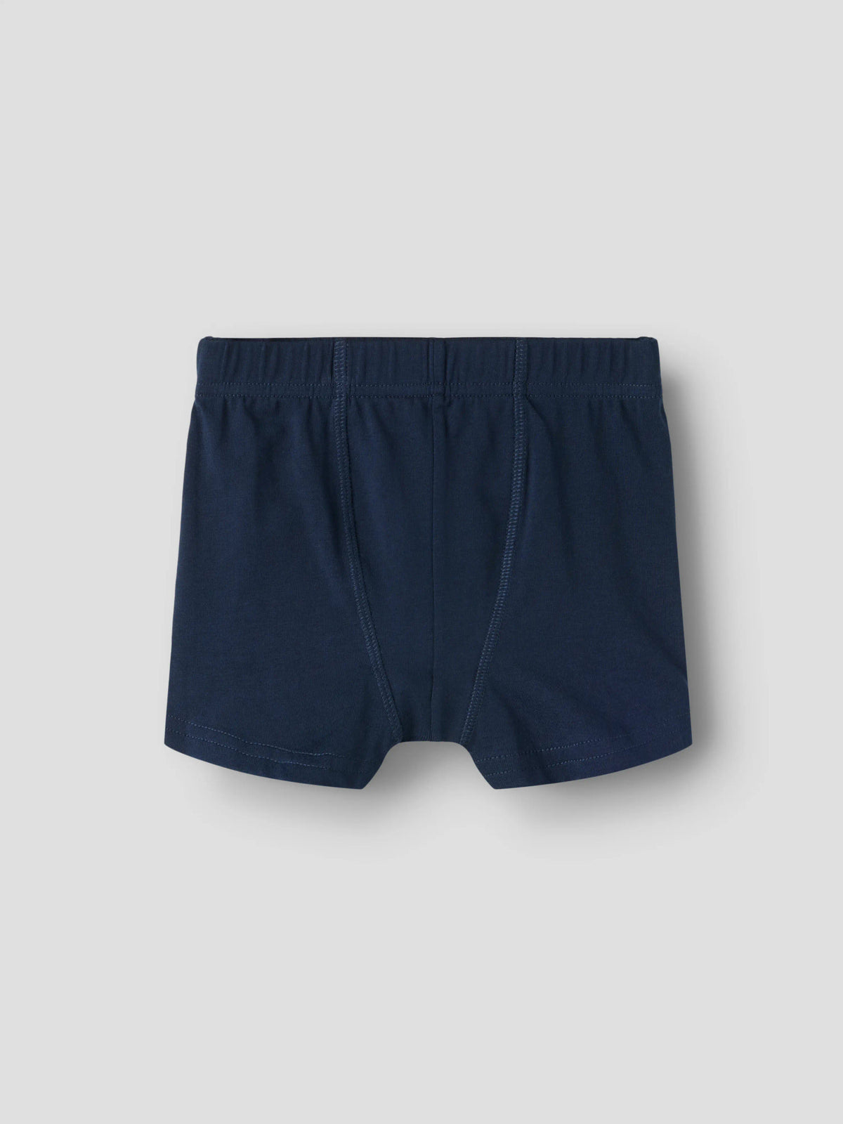 3-pack boxerkalsonger för pojke från name it med grävmaskinsmönster samt marinblå och grå boxerkalsonger i mjuk ekologisk bomull med stretch.