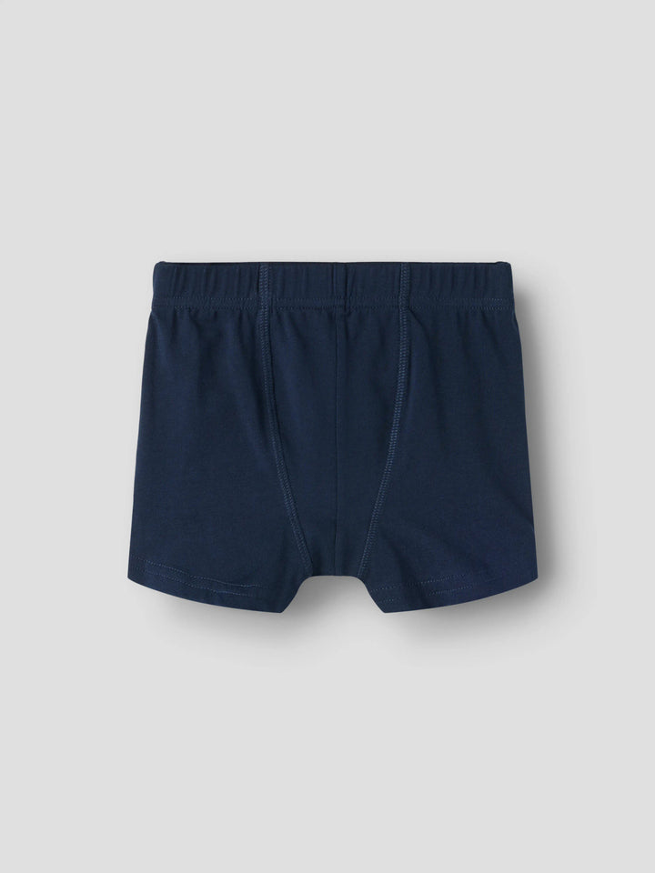 3-pack boxerkalsonger för pojke från name it med grävmaskinsmönster samt marinblå och grå boxerkalsonger i mjuk ekologisk bomull med stretch.