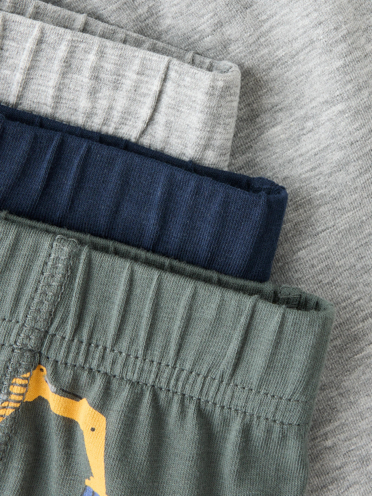 3-pack boxerkalsonger för pojke från name it med grävmaskinsmönster samt marinblå och grå boxerkalsonger i mjuk ekologisk bomull med stretch.
