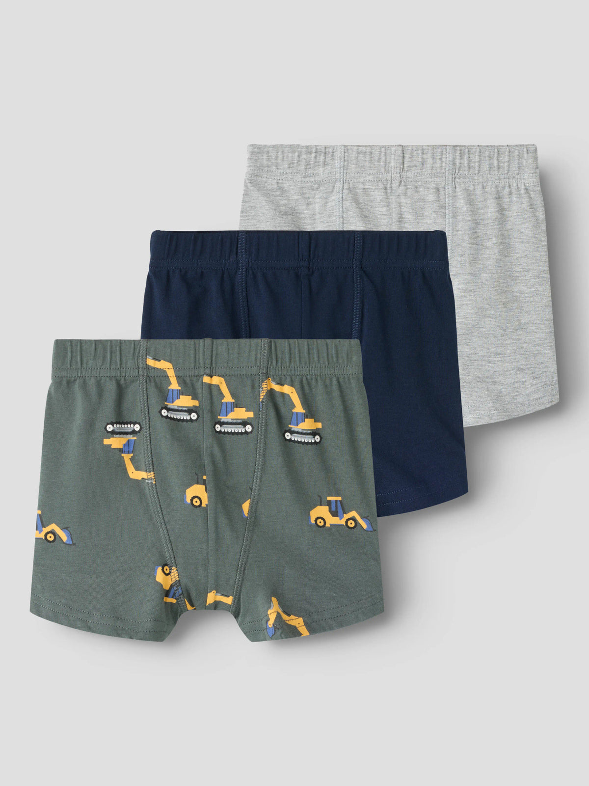 3-pack boxerkalsonger för pojke från name it med grävmaskinsmönster samt marinblå och grå boxerkalsonger i mjuk ekologisk bomull med stretch.