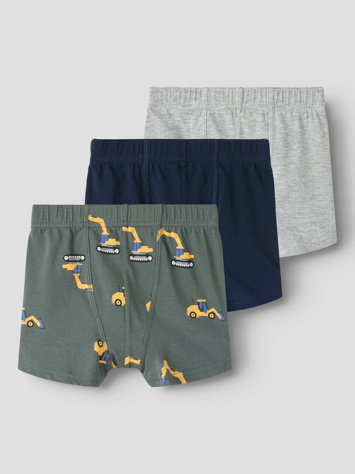 3-pack boxerkalsonger för pojke från name it med grävmaskinsmönster samt marinblå och grå boxerkalsonger i mjuk ekologisk bomull med stretch.