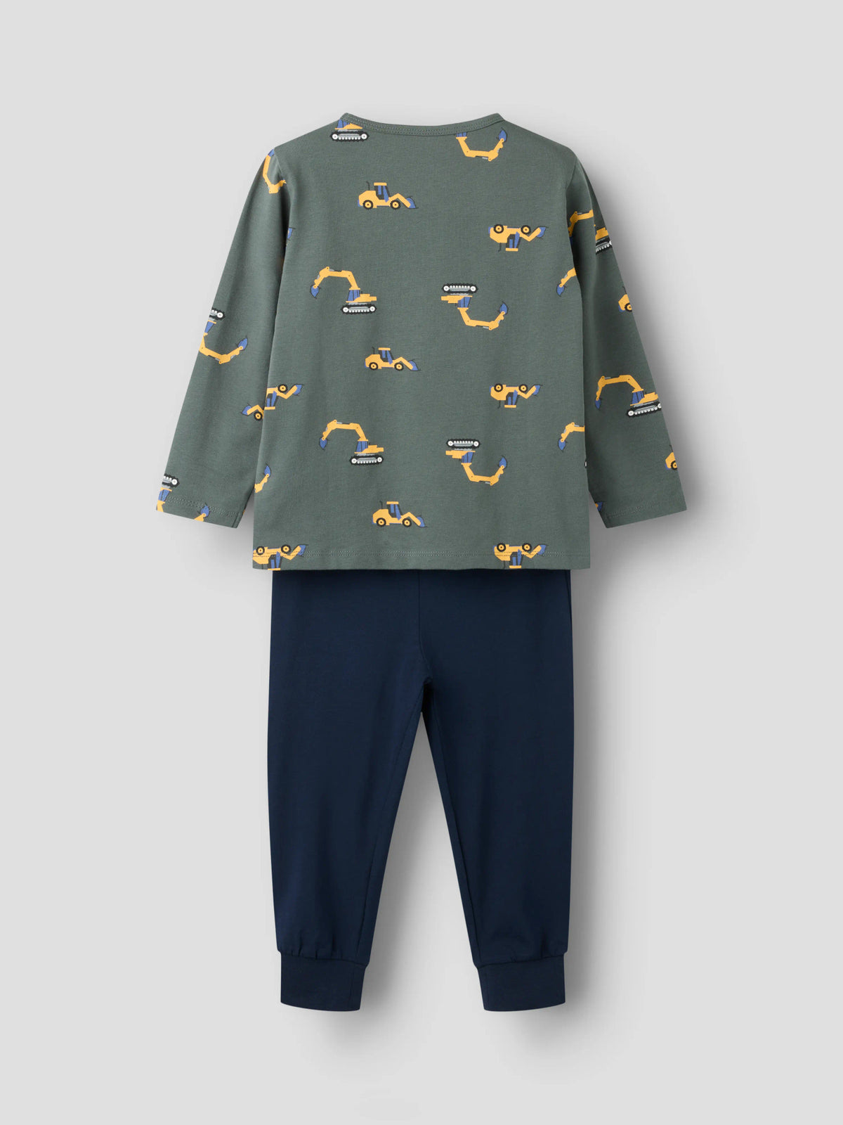 name it pyjamasset för barn pojke i ekologisk bomull med grävmaskinsmönster, långärmad pyjamaströja och marinblå pyjamasbyxor.