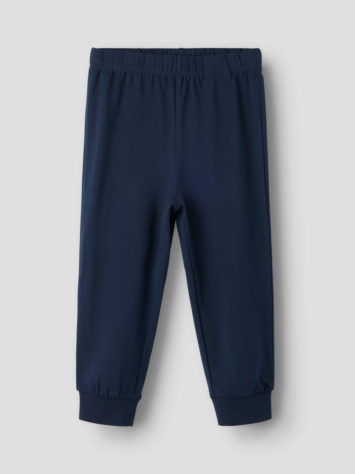 name it pyjamasset för barn pojke i ekologisk bomull med grävmaskinsmönster, långärmad pyjamaströja och marinblå pyjamasbyxor.