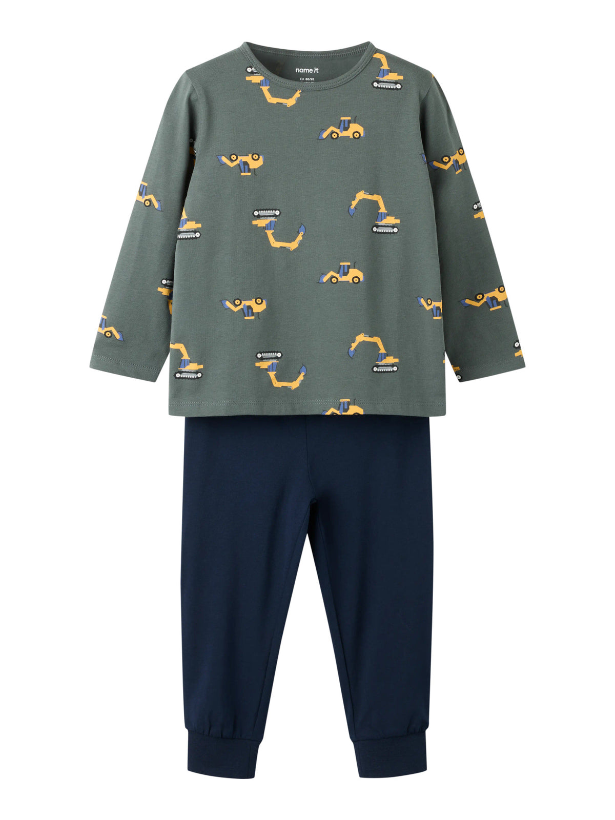 name it pyjamasset för barn pojke i ekologisk bomull med grävmaskinsmönster, långärmad pyjamaströja och marinblå pyjamasbyxor.