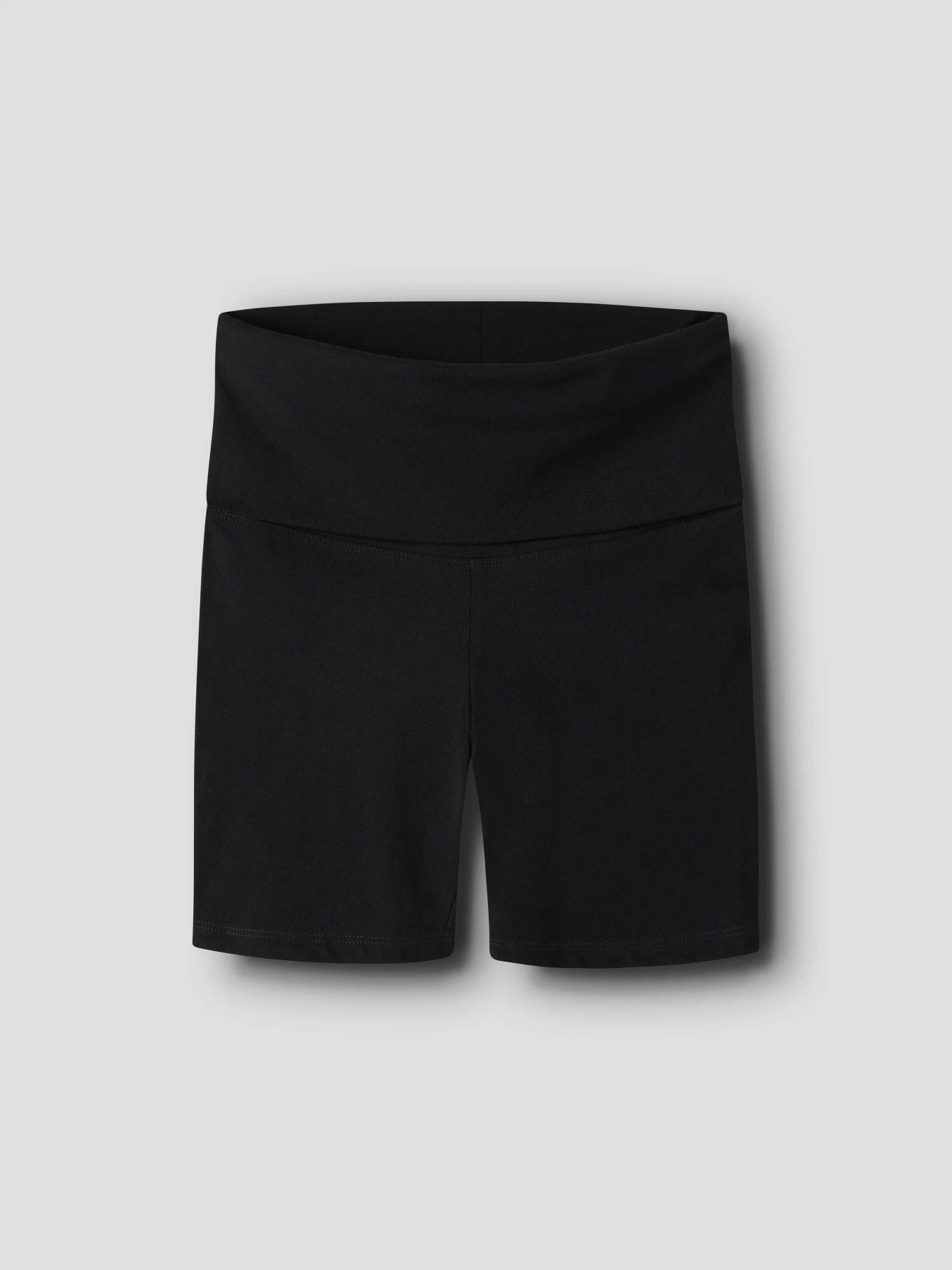 Svarta biker shorts med bred mudd i midjan som går att vika ner. Cykelbyxor till flicka med vikbar midja från Name it.
NKFSPICE BIKER SHORTS
13257884