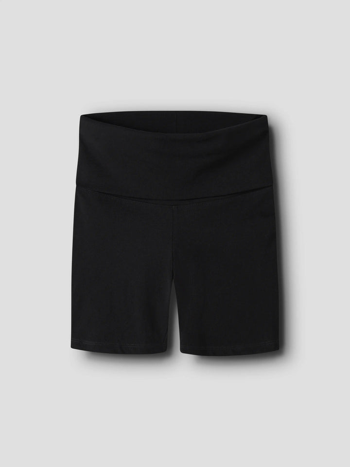 Svarta biker shorts med bred mudd i midjan som går att vika ner. Cykelbyxor till flicka med vikbar midja från Name it.
NKFSPICE BIKER SHORTS
13257884