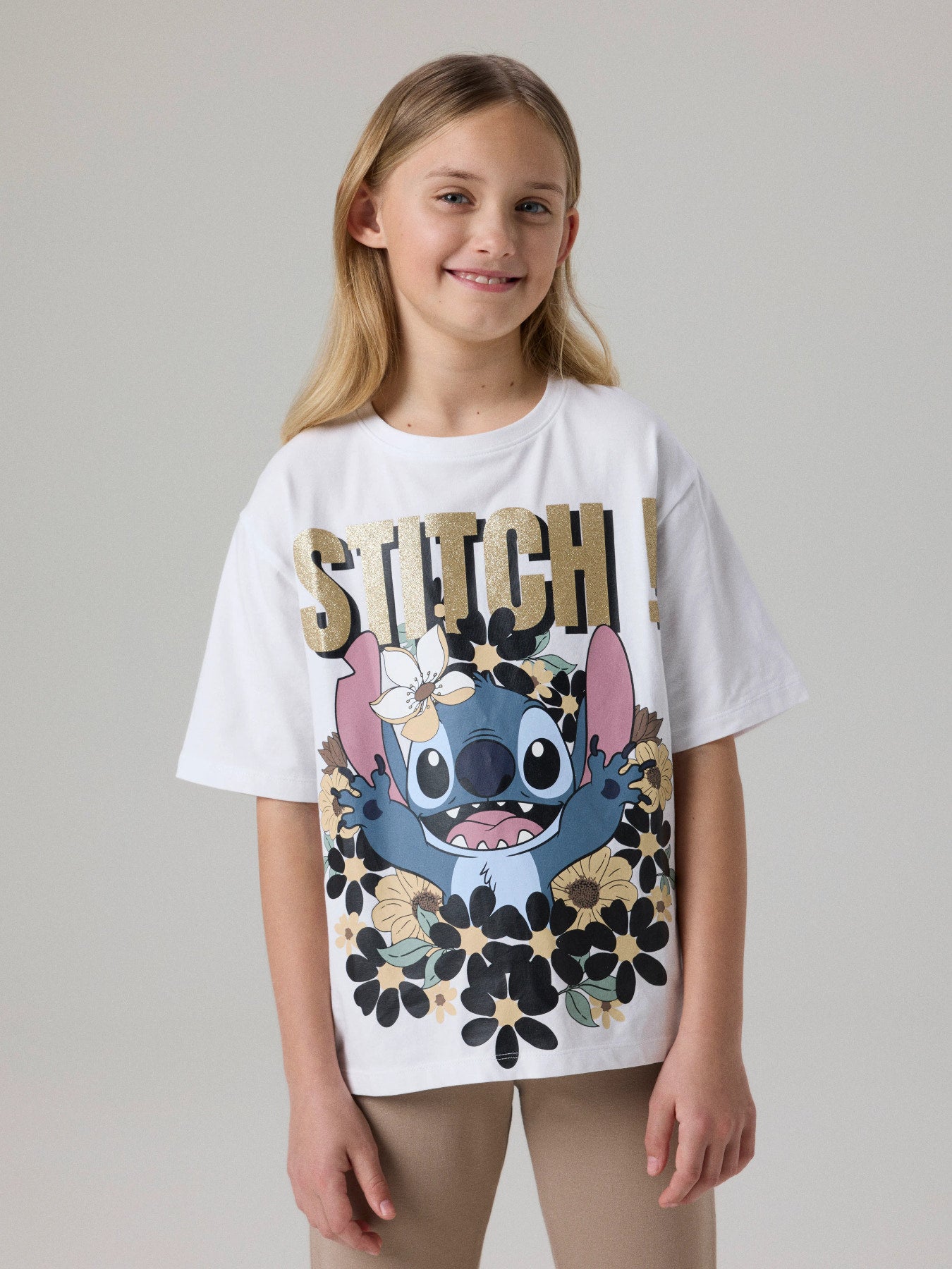 Glad Stitch bland blommor och guld glitter på en kortärmad t-shirt till flicka.
NKFJYNA STITCH SS NREG TOP BOX NOOS WDI
13257892