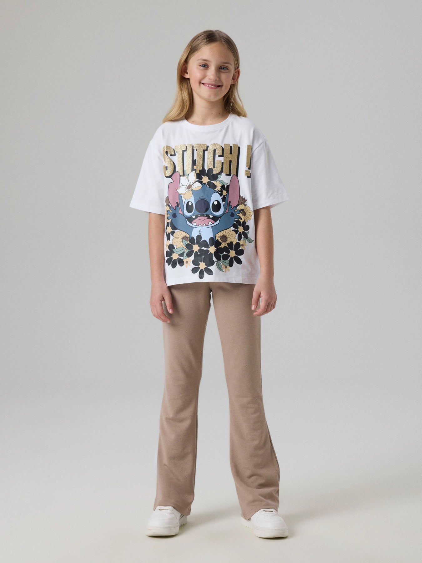 Glad Stitch bland blommor och guld glitter på en kortärmad t-shirt till flicka.
NKFJYNA STITCH SS NREG TOP BOX NOOS WDI
13257892