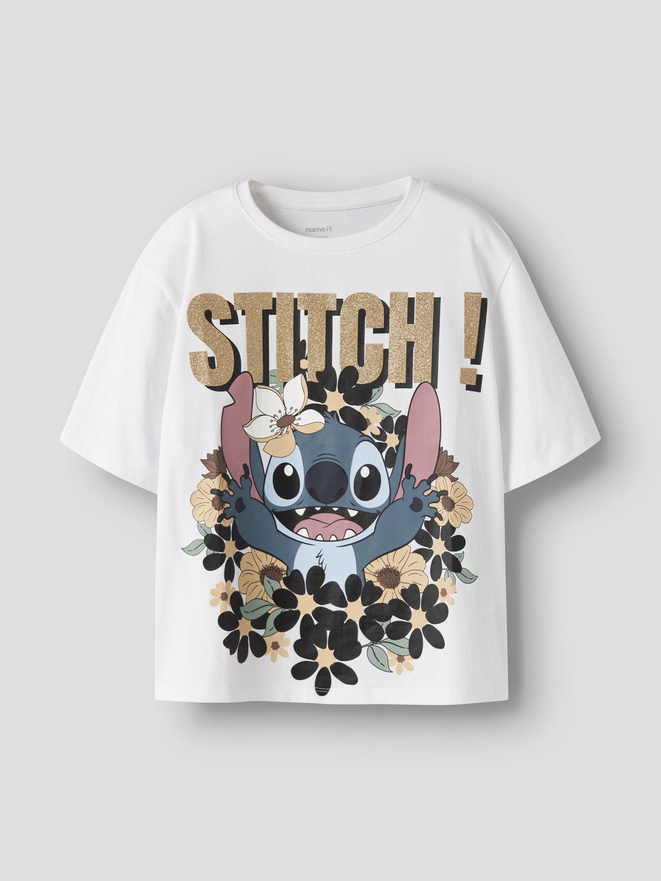 Glad Stitch bland blommor och guld glitter på en kortärmad t-shirt till flicka.
NKFJYNA STITCH SS NREG TOP BOX NOOS WDI
13257892