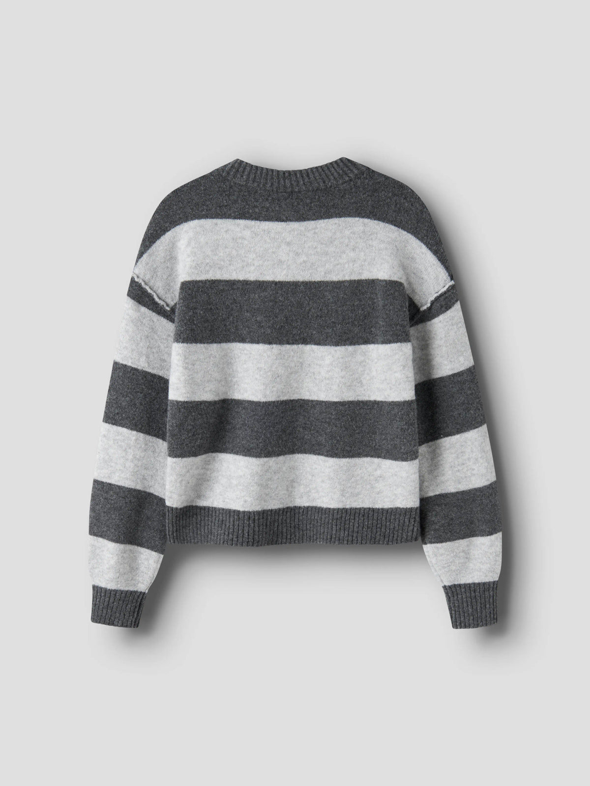 LMTD Bynthe randig stickad tröja för ungdomstjej i mörkgrå nyanser med lång ärm och mjuk fluffig kvalitet. Modell NLFBYNTHE STRIPE LS SHORT KNIT NOOS.