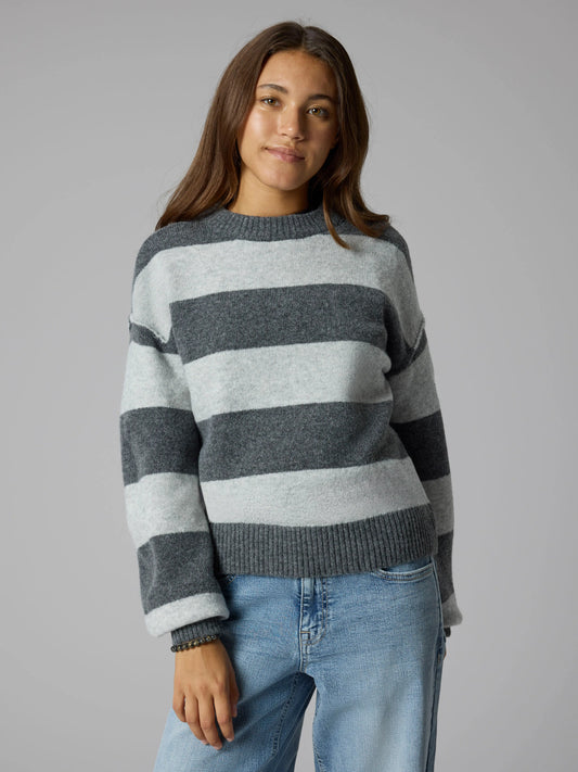 LMTD Bynthe randig stickad tröja för ungdomstjej i mörkgrå nyanser med lång ärm och mjuk fluffig kvalitet. Modell NLFBYNTHE STRIPE LS SHORT KNIT NOOS.