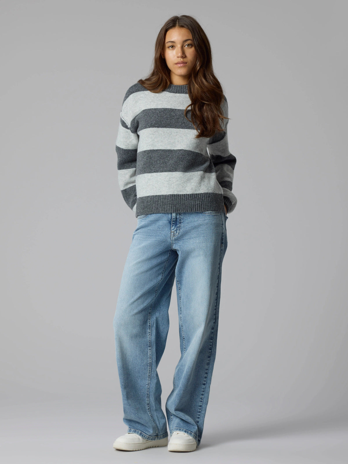LMTD Bynthe randig stickad tröja för ungdomstjej i mörkgrå nyanser med lång ärm och mjuk fluffig kvalitet. Modell NLFBYNTHE STRIPE LS SHORT KNIT NOOS.