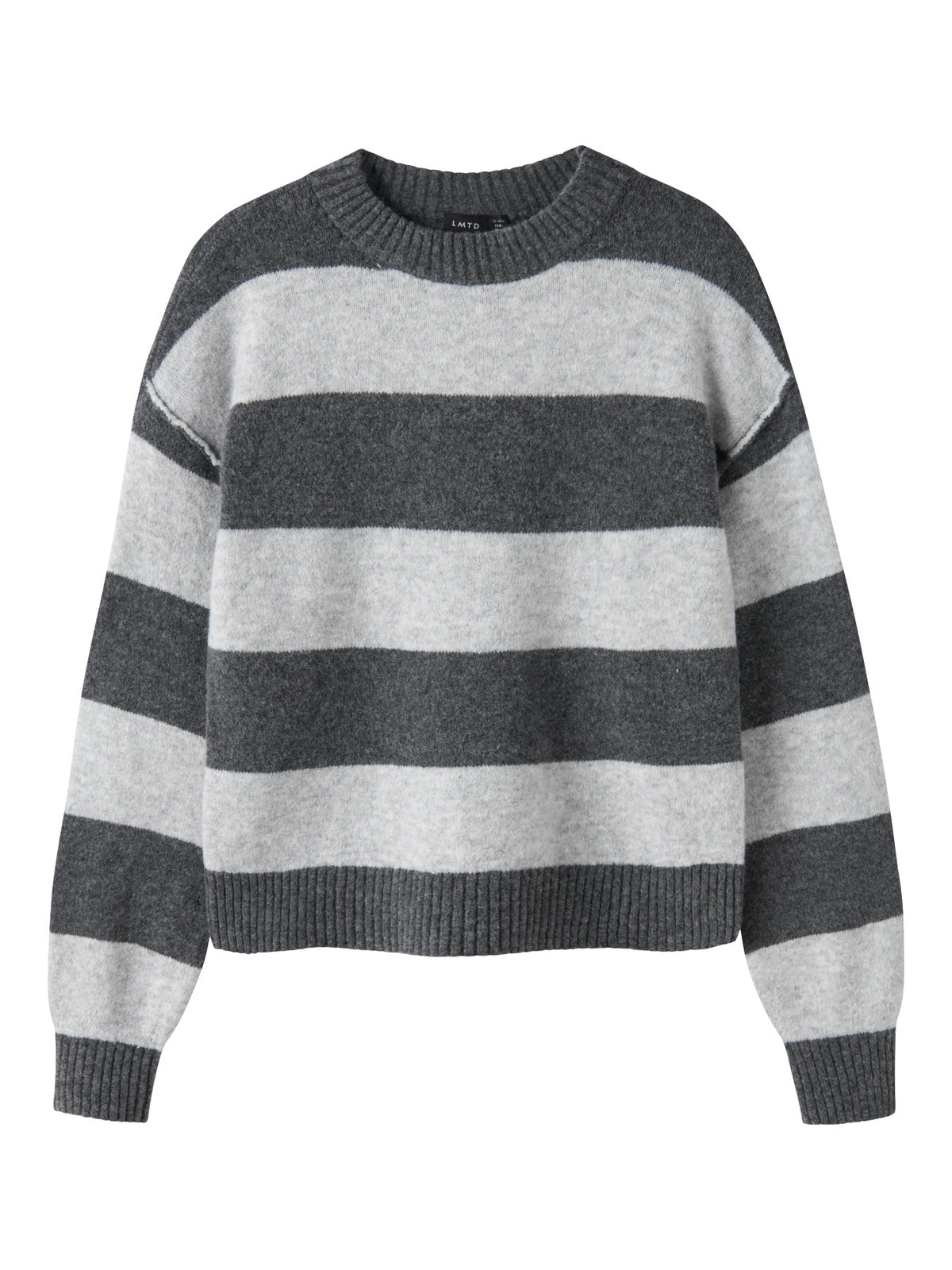 LMTD Bynthe randig stickad tröja för ungdomstjej i mörkgrå nyanser med lång ärm och mjuk fluffig kvalitet. Modell NLFBYNTHE STRIPE LS SHORT KNIT NOOS.