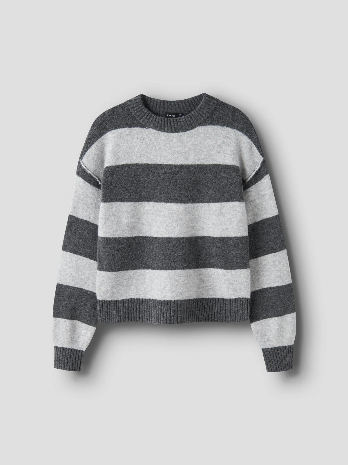 LMTD Bynthe randig stickad tröja för ungdomstjej i mörkgrå nyanser med lång ärm och mjuk fluffig kvalitet. Modell NLFBYNTHE STRIPE LS SHORT KNIT NOOS.