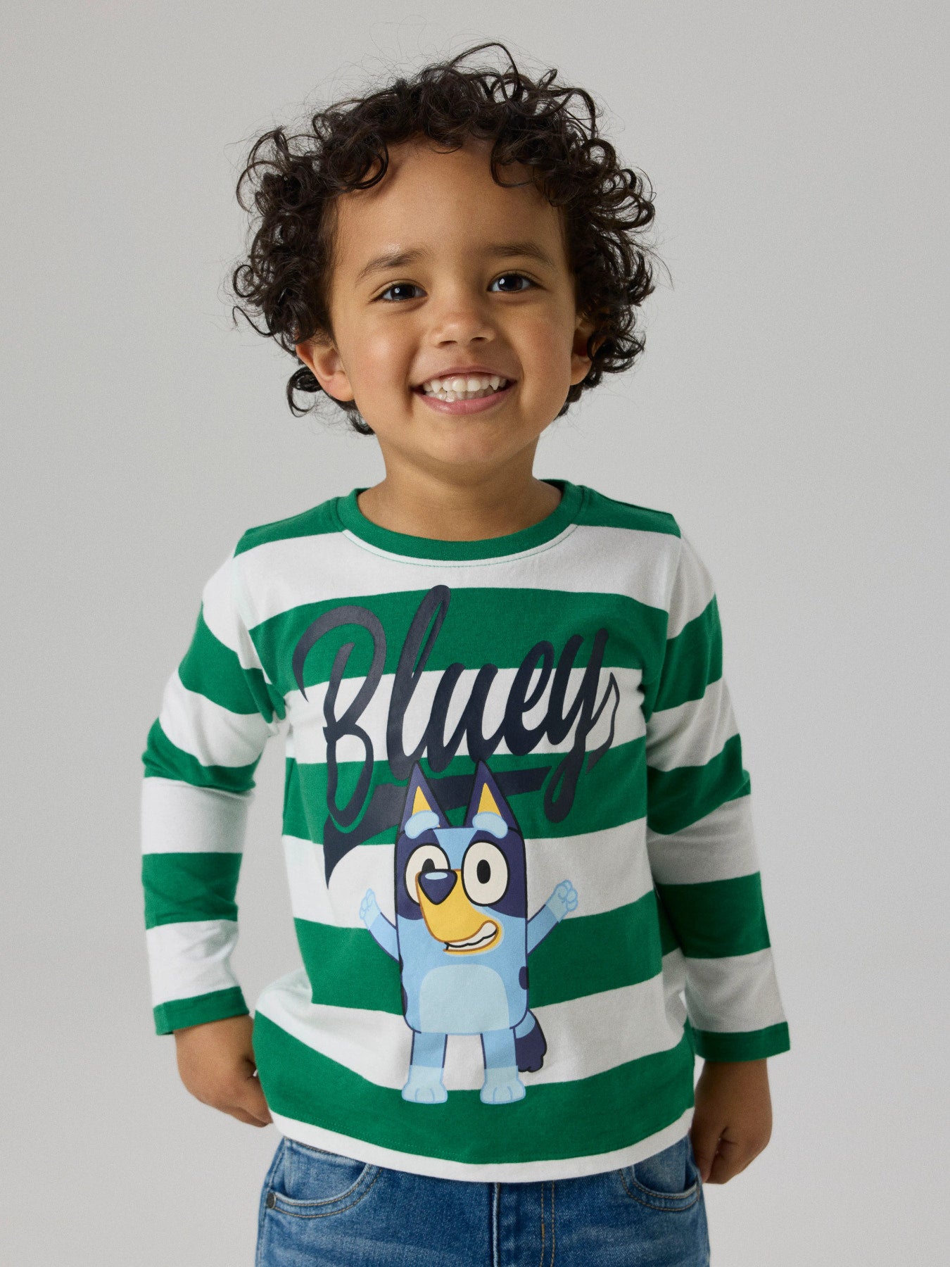 Grön och vit randig långärmad t-shirt till pojke med den roliga favorit figuren Bluey från Disney.
NMMJUSTIN BLUEY LS NREG TOP NOOS SKY
13258076
