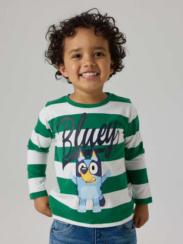 Grön och vit randig långärmad t-shirt till pojke med den roliga favorit figuren Bluey från Disney.
NMMJUSTIN BLUEY LS NREG TOP NOOS SKY
13258076