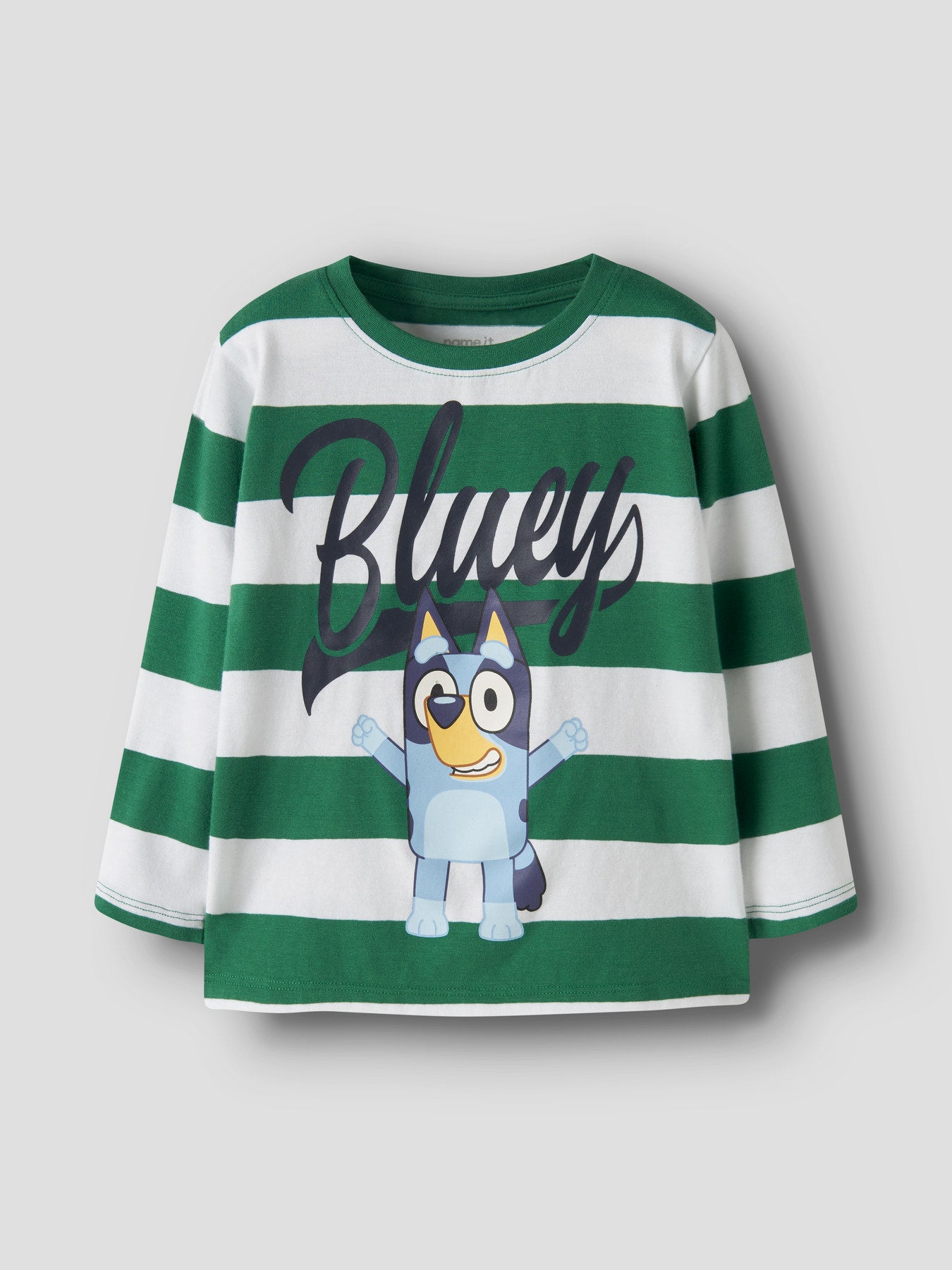 Grön och vit randig långärmad t-shirt till pojke med den roliga favorit figuren Bluey från Disney.
NMMJUSTIN BLUEY LS NREG TOP NOOS SKY
13258076