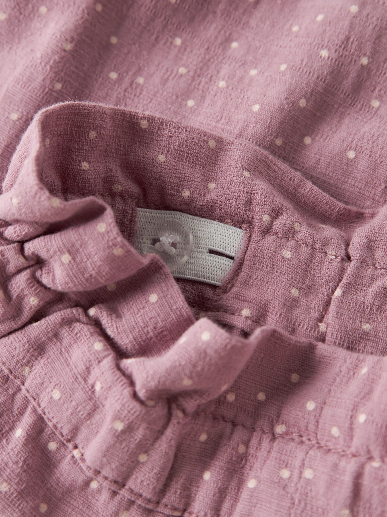 Name It Lalou byxor för babyflicka med vita prickar, rosett i midjan och volangdetaljer