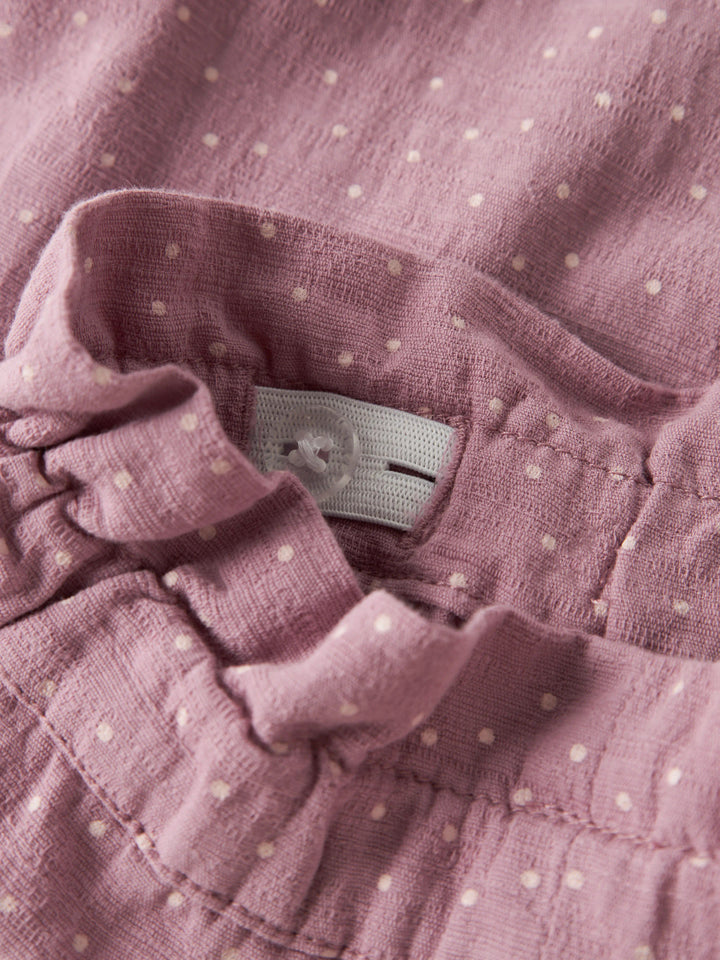 Name It Lalou byxor för babyflicka med vita prickar, rosett i midjan och volangdetaljer