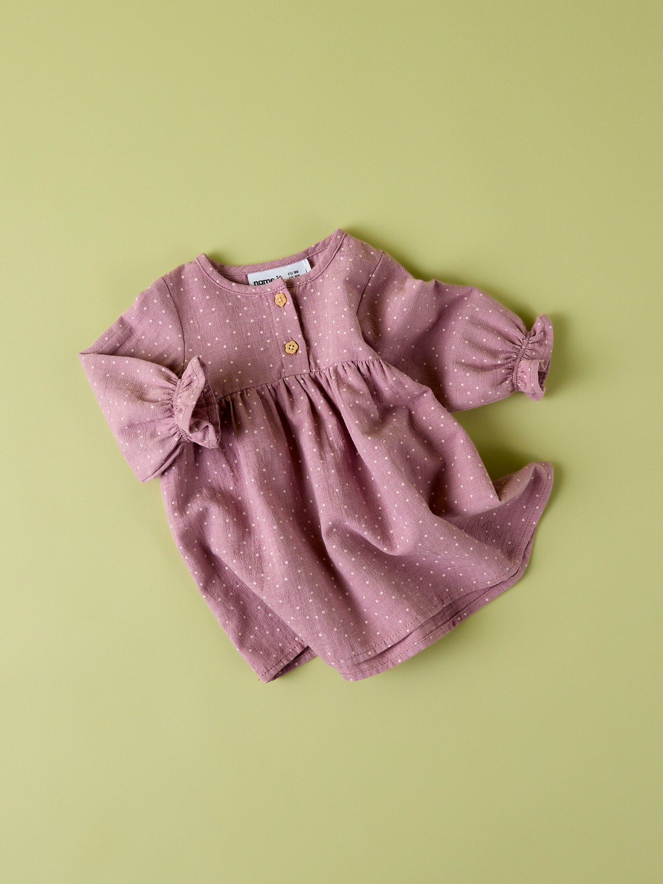 Name It Lalou klänning för babyflicka med prickigt mönster, träknappar och volangärmar