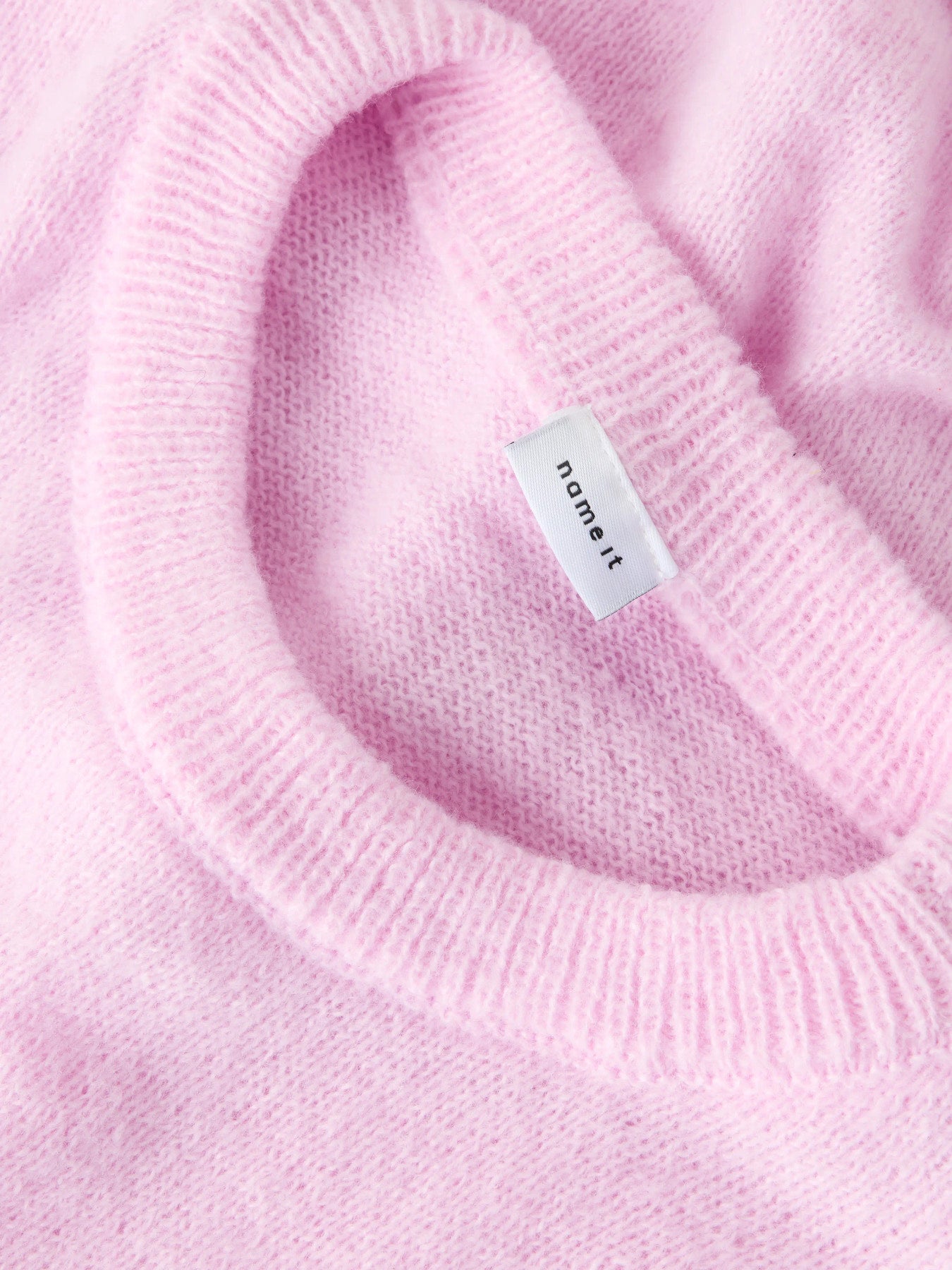 Rosa stickad 3/4 tröja i lurvigt mjukt garn. Rosa tröja till flicka. Tjej kläder från Name it.
NKFBABETH 3/4 KNIT
13258110