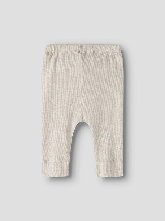 Name It beige ribbade baby byxor till nyfödd bebis pojke och baby flicka i ekologisk bomull och TENCEL™ Modal med elastisk midja och mjuk stretchkvalitet
NBNKAB PANT NOOS
13258115
