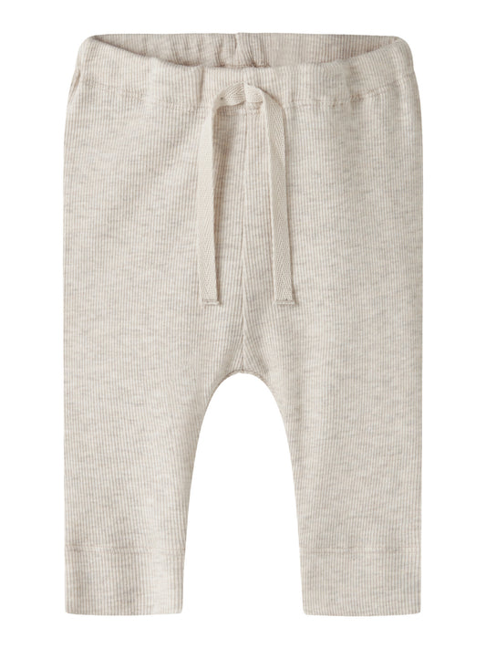 Name It beige ribbade baby byxor till nyfödd bebis pojke och baby flicka i ekologisk bomull och TENCEL™ Modal med elastisk midja och mjuk stretchkvalitet
NBNKAB PANT NOOS
13258115