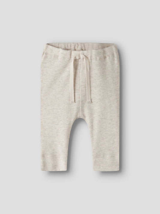Name It beige ribbade baby byxor till nyfödd bebis pojke och baby flicka i ekologisk bomull och TENCEL™ Modal med elastisk midja och mjuk stretchkvalitet
NBNKAB PANT NOOS
13258115