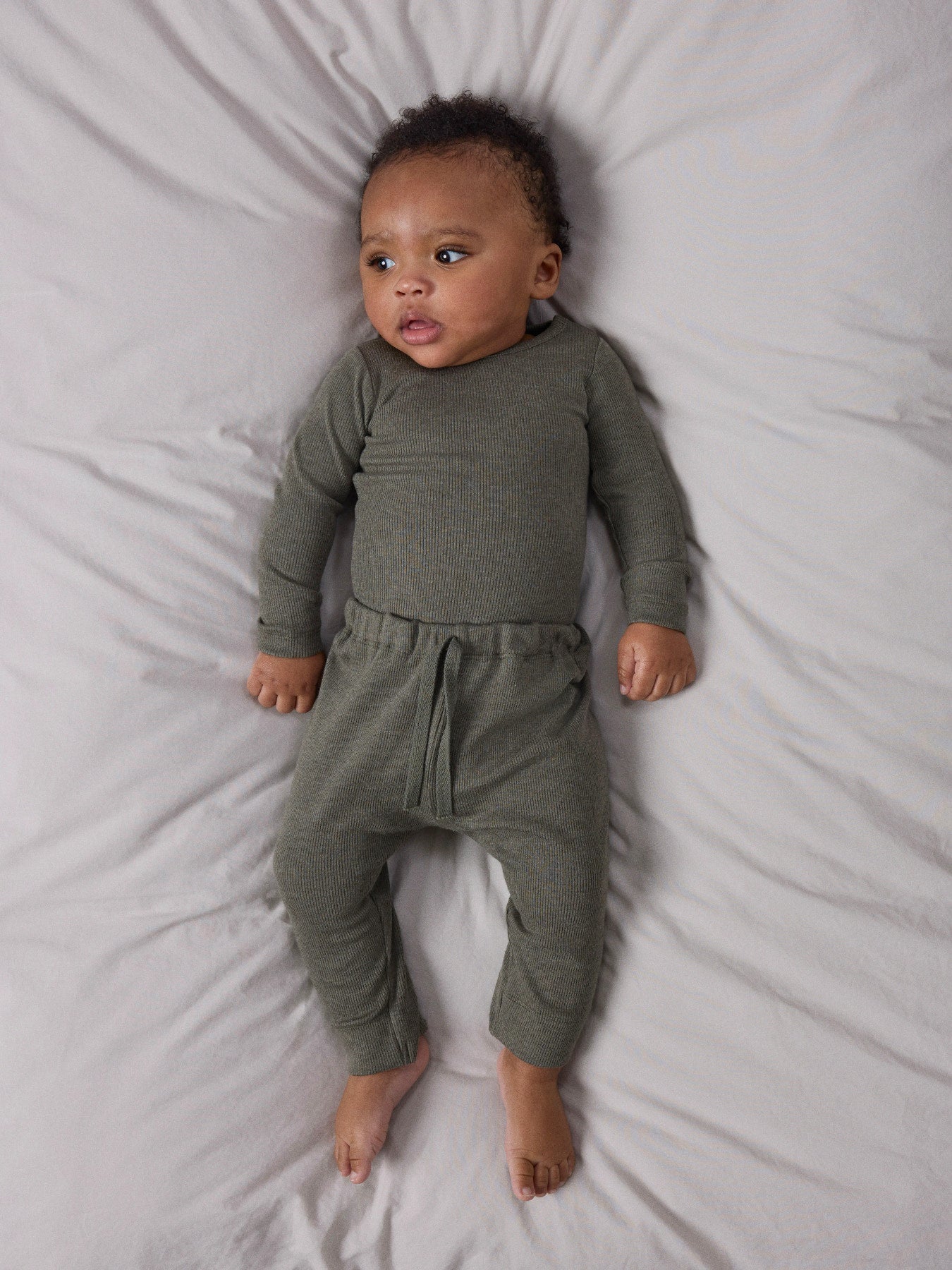 Name It grön ribbade baby byxor till nyfödd bebis pojke och baby flicka i ekologisk bomull och TENCEL™ Modal med elastisk midja och mjuk stretchkvalitet
NBNKAB PANT NOOS
13258115