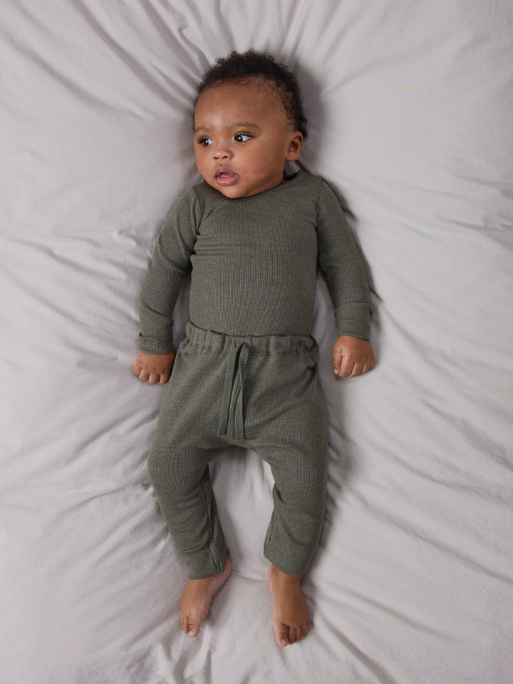 Name It grön ribbade baby byxor till nyfödd bebis pojke och baby flicka i ekologisk bomull och TENCEL™ Modal med elastisk midja och mjuk stretchkvalitet
NBNKAB PANT NOOS
13258115
