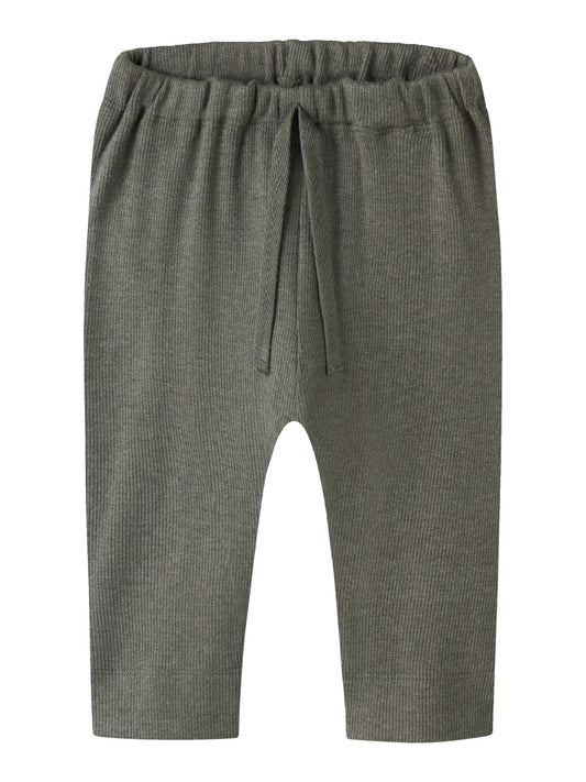 Name It grön ribbade baby byxor till nyfödd bebis pojke och baby flicka i ekologisk bomull och TENCEL™ Modal med elastisk midja och mjuk stretchkvalitet
NBNKAB PANT NOOS
13258115