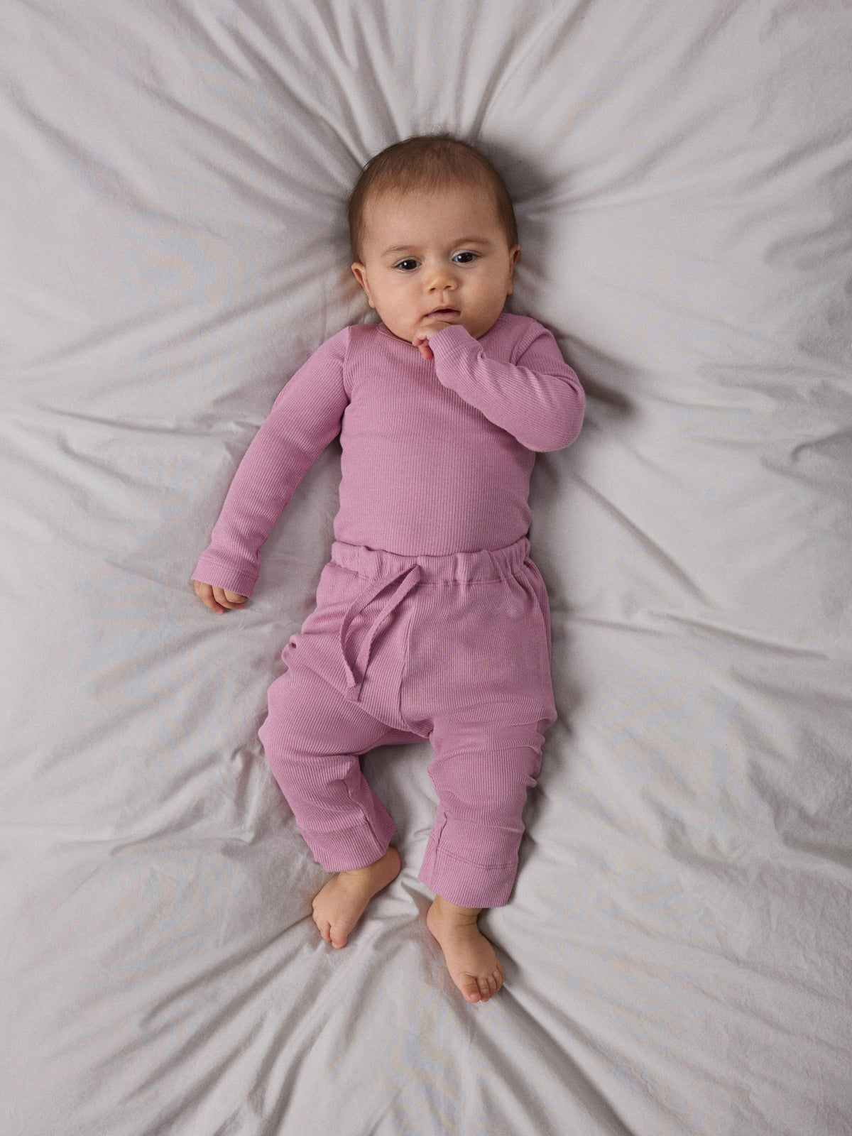 Name It Kab rosa ribbad babybyxa unisex i ekologisk bomull och TENCEL Modal