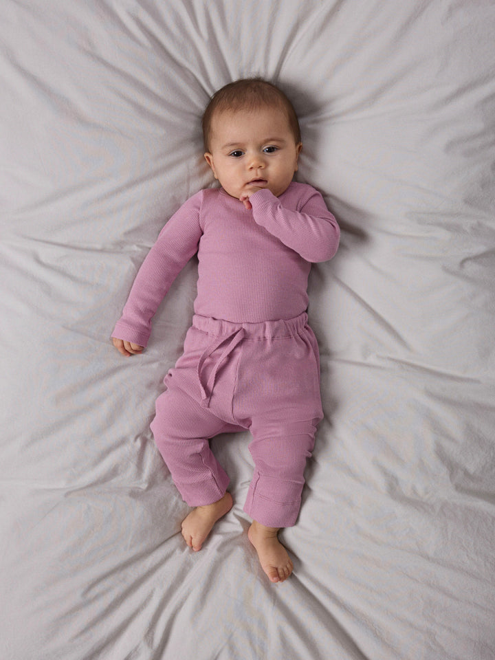 Name It Kab rosa ribbad babybyxa unisex i ekologisk bomull och TENCEL Modal