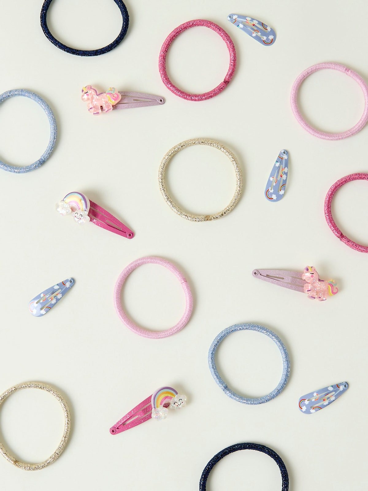 name it hårspännen 2-pack för flicka med glittrig enhörning och regnbåge på rosa klickspännen.