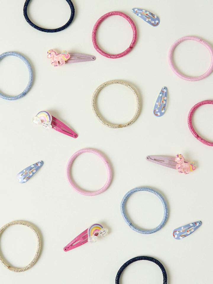 name it hårspännen 2-pack för flicka med glittrig enhörning och regnbåge på rosa klickspännen.