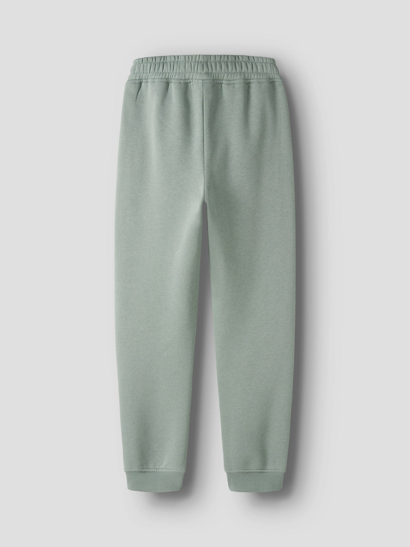Name It Leo sweatpants för pojke med dragkedjefickor i den gröna färgen Green Milieu