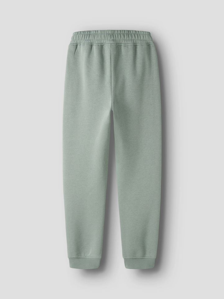 Name It Leo sweatpants för pojke med dragkedjefickor i den gröna färgen Green Milieu