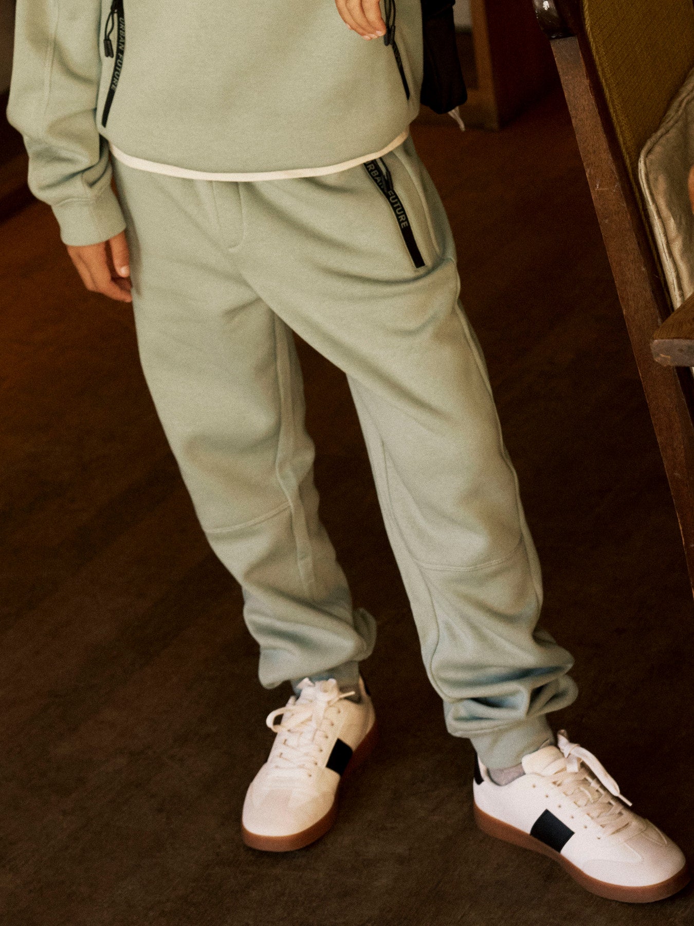 Name It Leo sweatpants för pojke med dragkedjefickor i den gröna färgen Green Milieu
