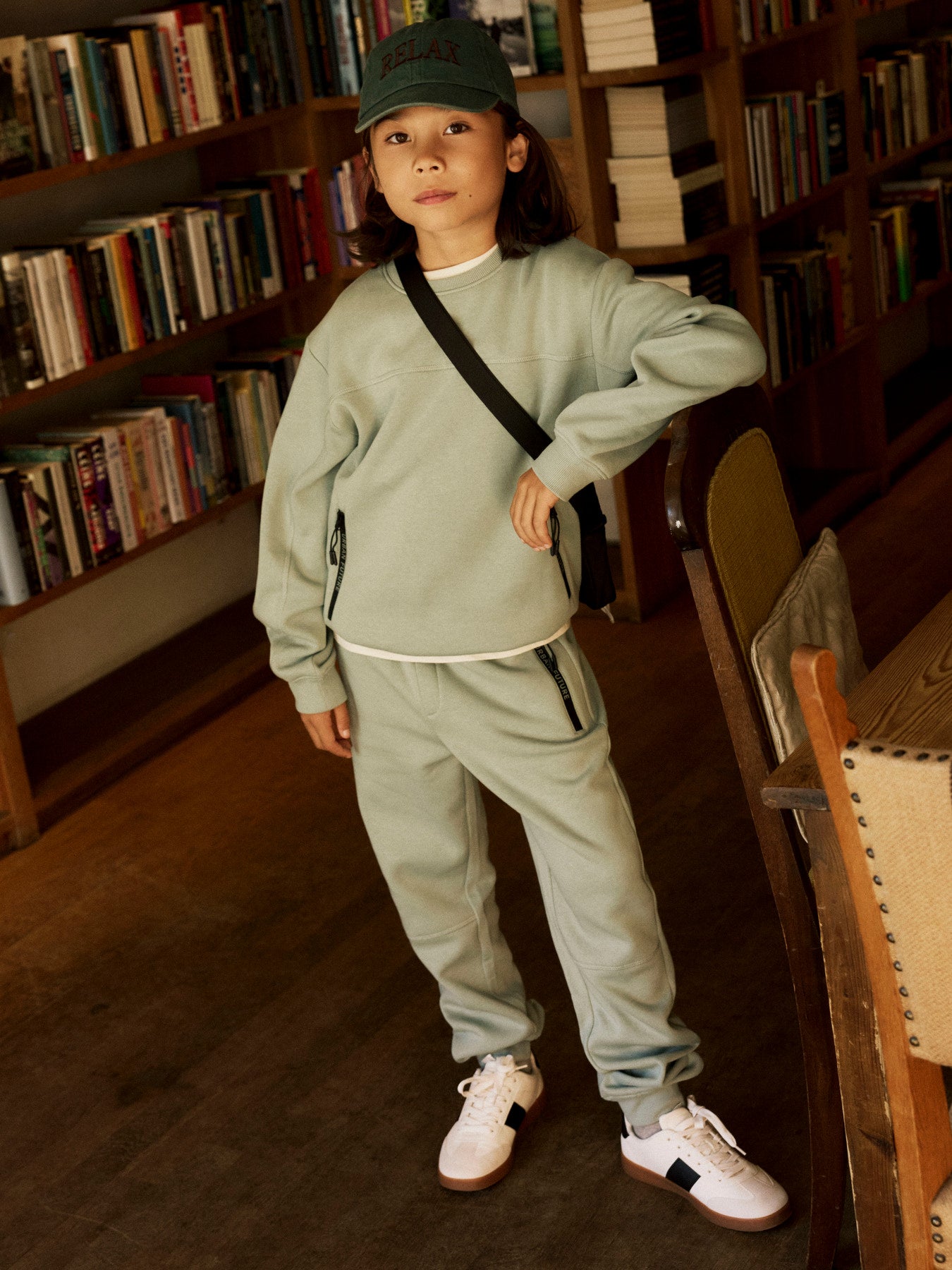 Name It Leo sweatpants för pojke med dragkedjefickor i den gröna färgen Green Milieu