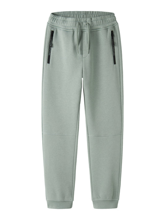 Name It Leo sweatpants för pojke med dragkedjefickor i den gröna färgen Green Milieu