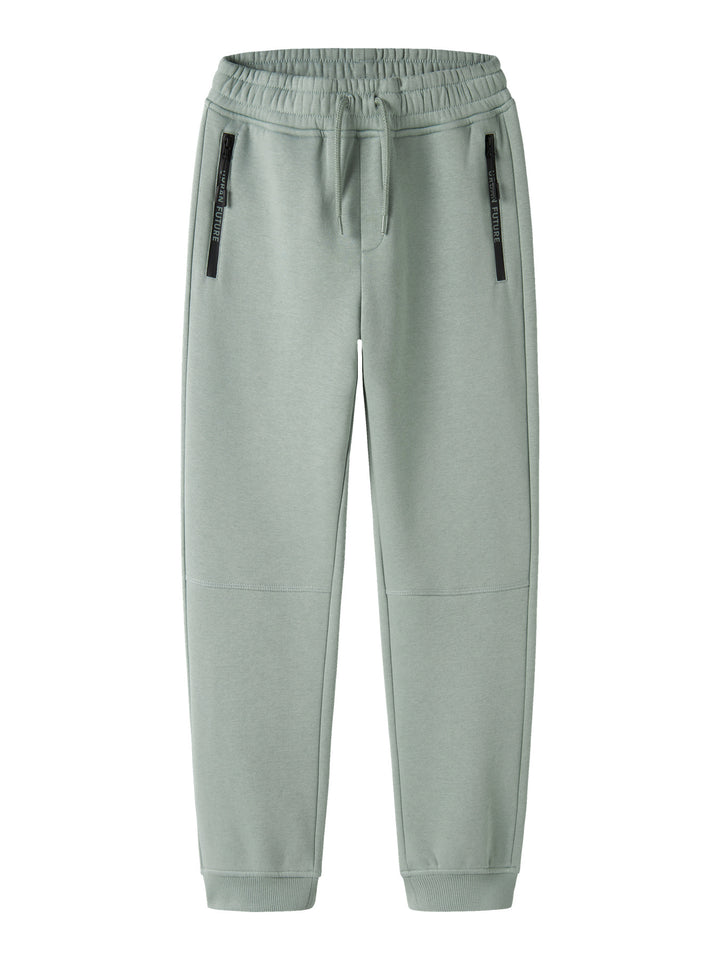 Name It Leo sweatpants för pojke med dragkedjefickor i den gröna färgen Green Milieu