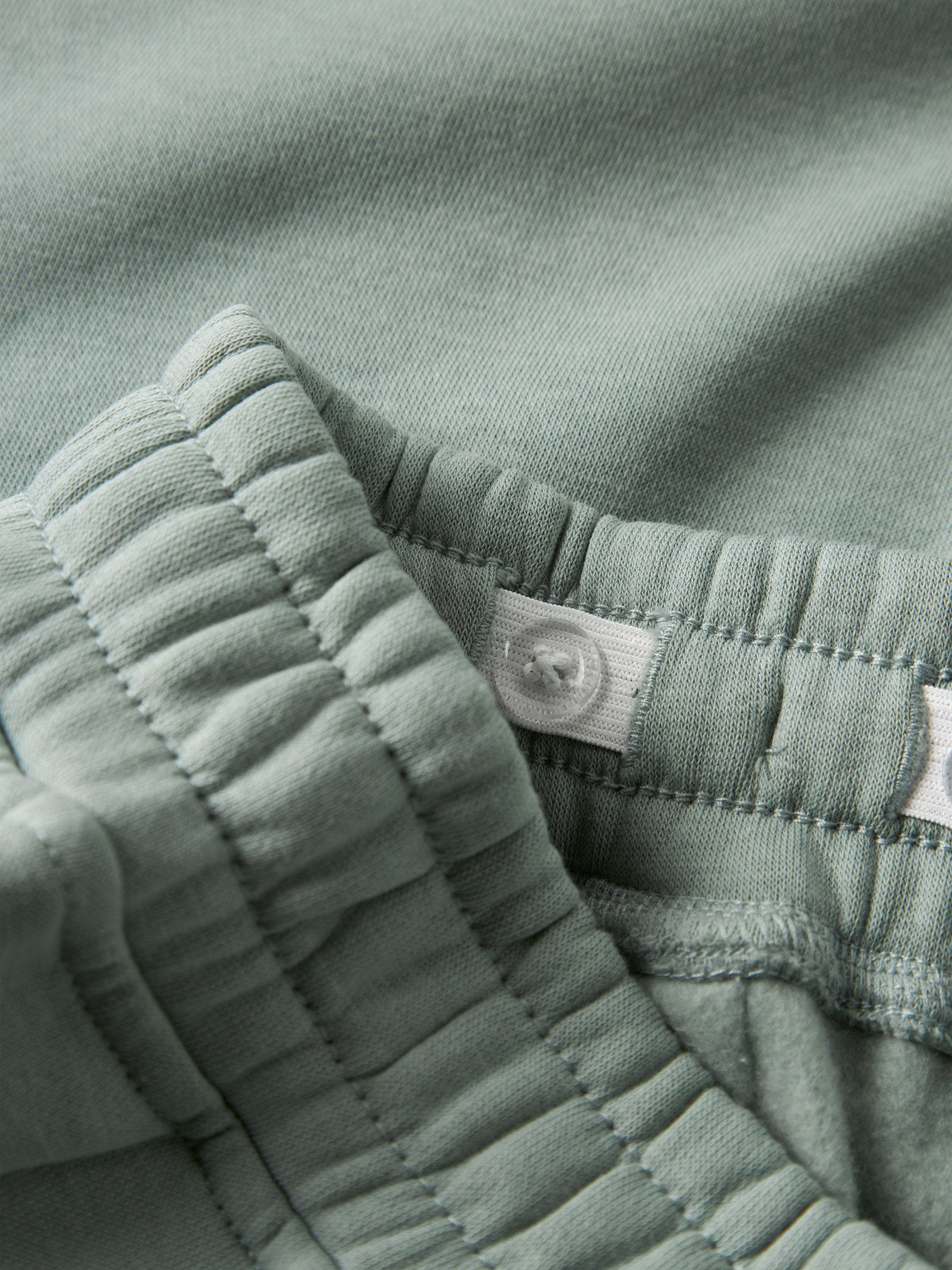 Name It Leo sweatpants för pojke med dragkedjefickor i den gröna färgen Green Milieu