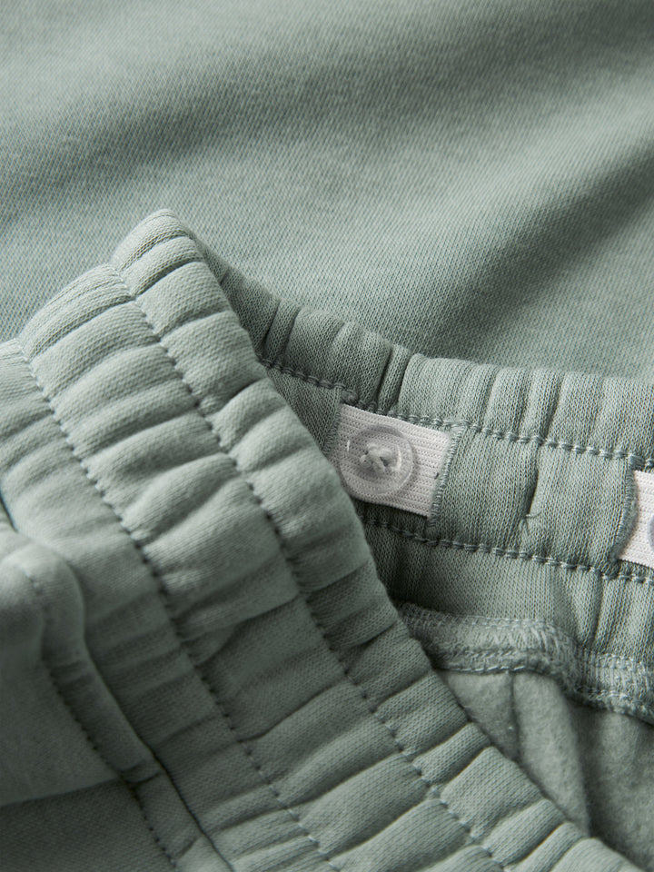 Name It Leo sweatpants för pojke med dragkedjefickor i den gröna färgen Green Milieu